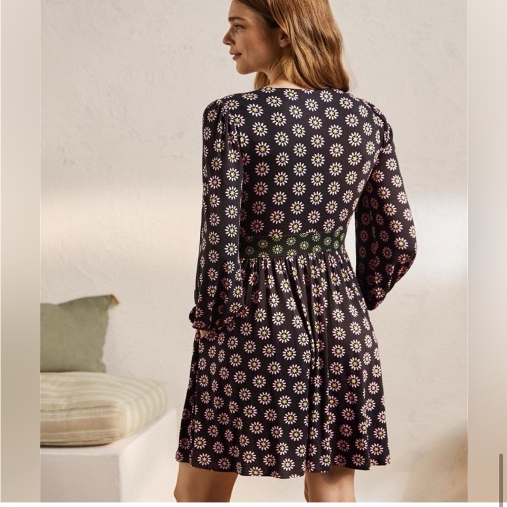 Boden Jersey Mini Tea Dress Contrast Floral Print Black Long Sleeve Size 4 - Picture 2 of 9